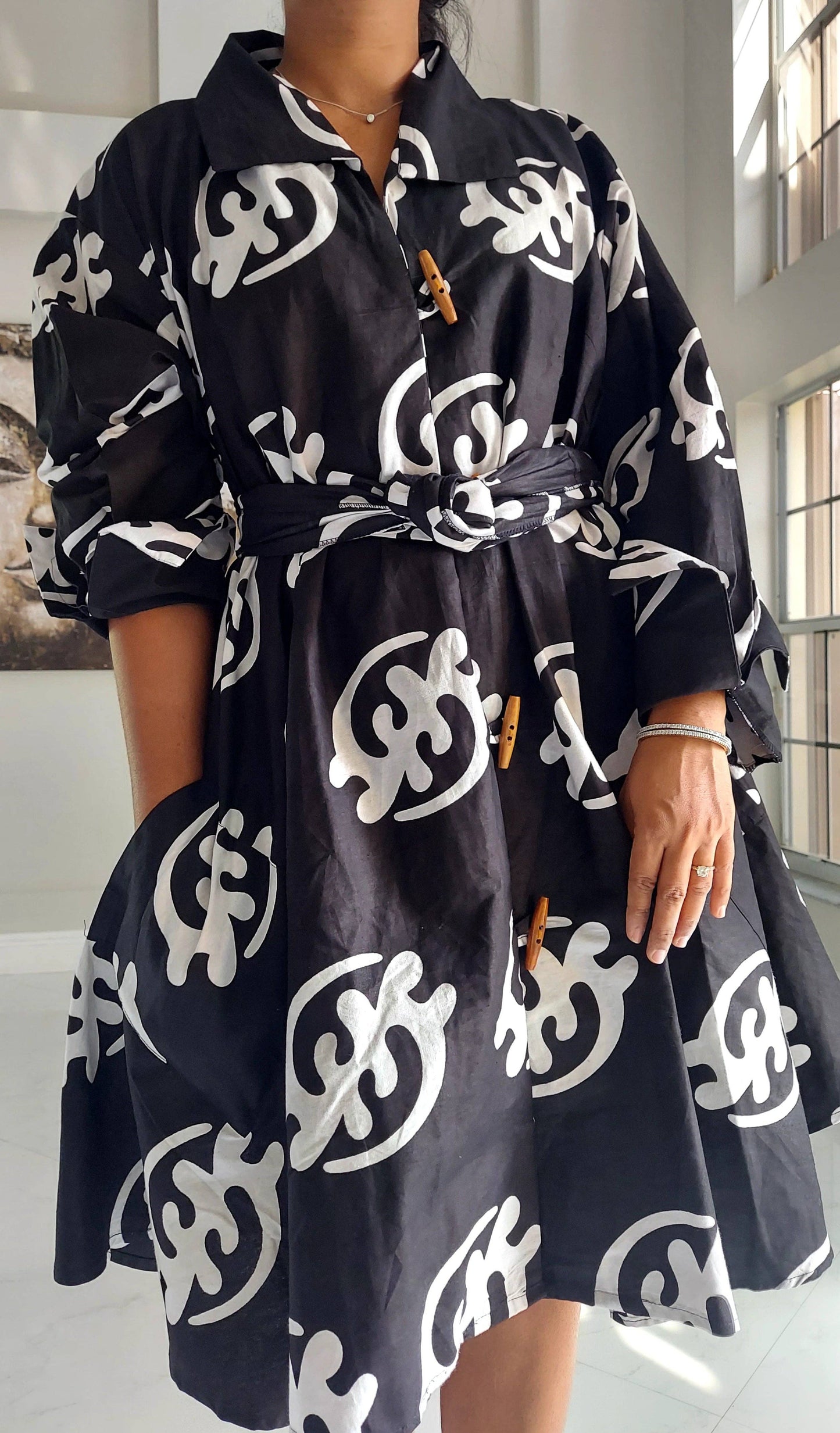 243- Short  Dress / Blouse - Black/ White Gyname